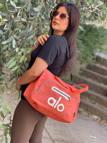 تصویر مدل با ساک ورزشی الو شمعی با رنگ نارنجی