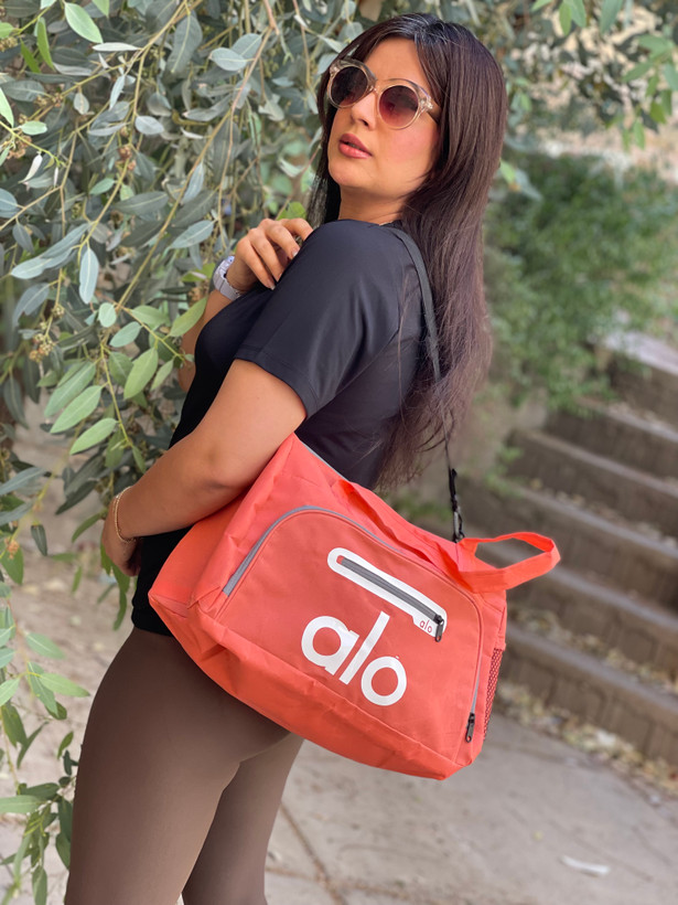تصویر مدل با ساک ورزشی الو شمعی با رنگ نارنجی